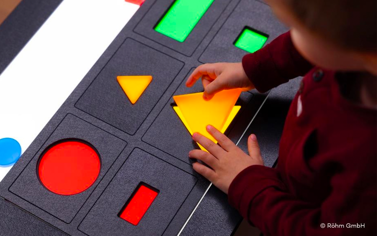 LiteScout® with logic blocks: The geometric tokens made of PLEXIGLAS® Softlight must be inserted into the correct cut-out in the puzzle panel.