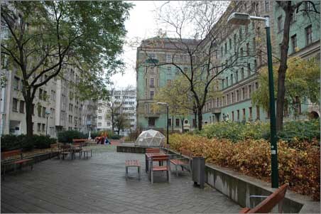 LED streetlighting installation at the "Kühnplatz" in Vienna.