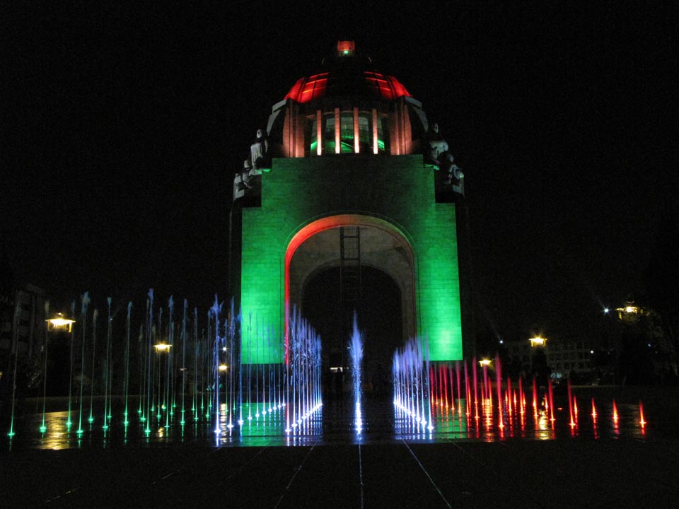 The lighting design is composed with exterior projectors around the four support elements, in the terraces, the dome and the lantern.