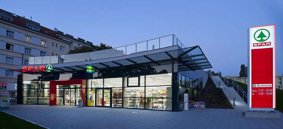 Even from outside, the SPAR supermarket in Vienna presents an ecological appearance: the accessible roof is in stunning contrast to traditional supermarket buildings.